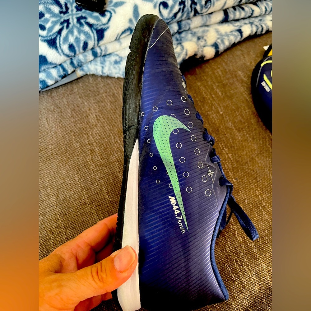 Nike indoor soccer shoes. MEN'S size 7.5.